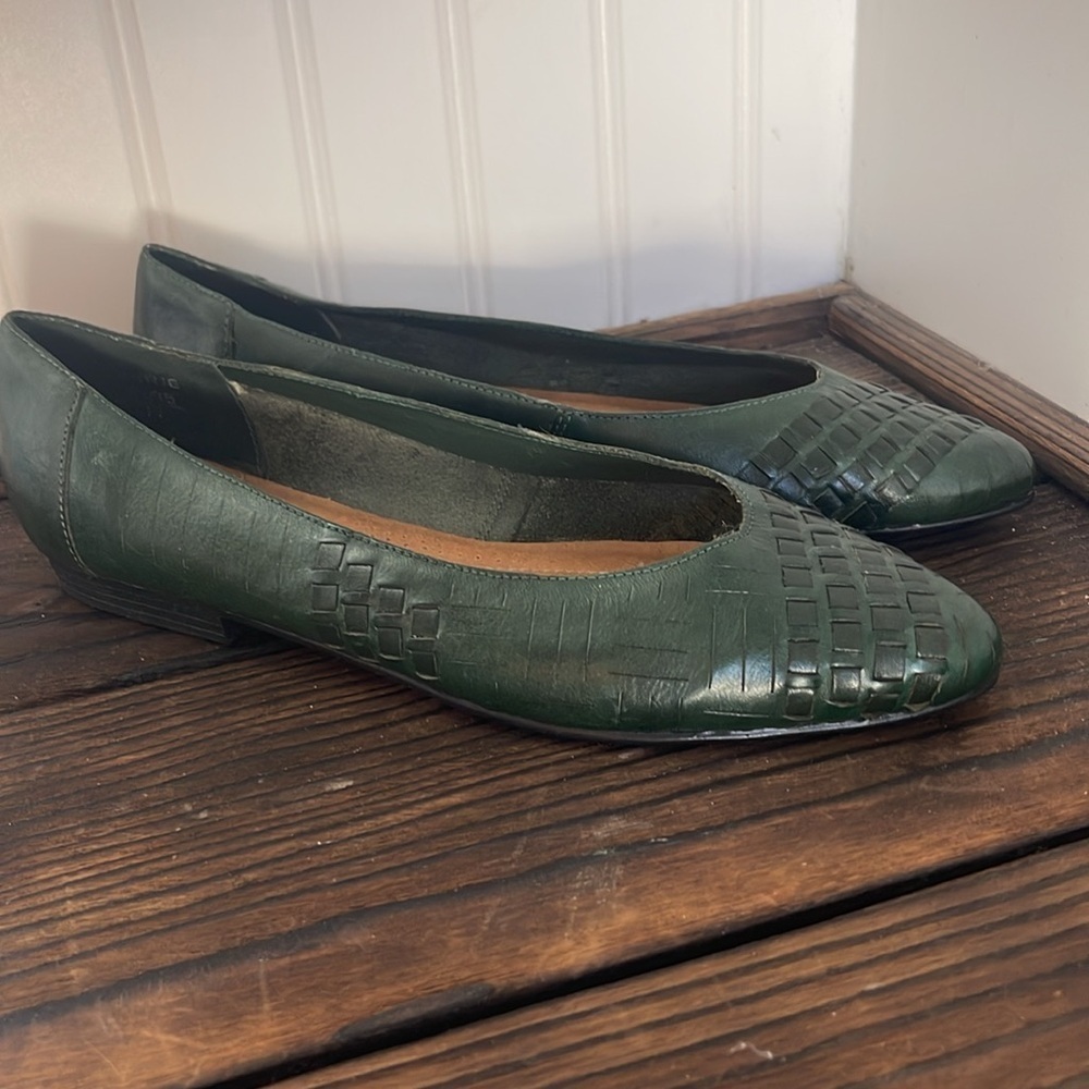 NWT Revolution Women's Leather Dark Hunter Green Woven Flats - Picture 3 of 8